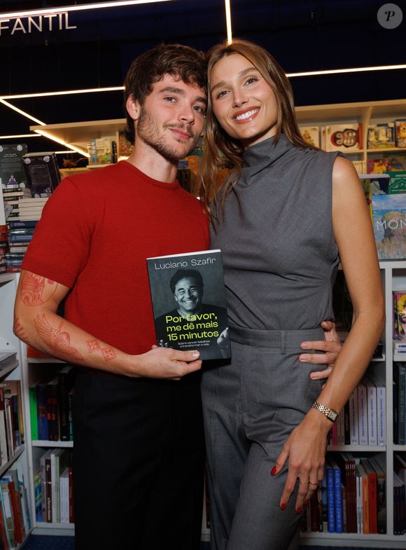 Sasha Meneghel combinou blusa sem mangas de gola rolê e calça wide leg em look