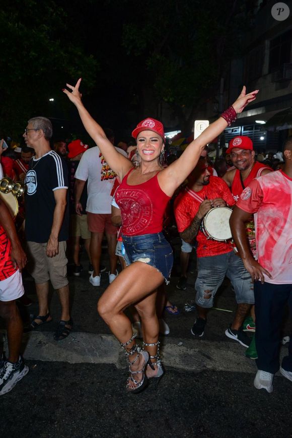 Viviane Araújo é rainha de bateria do Salgueiro