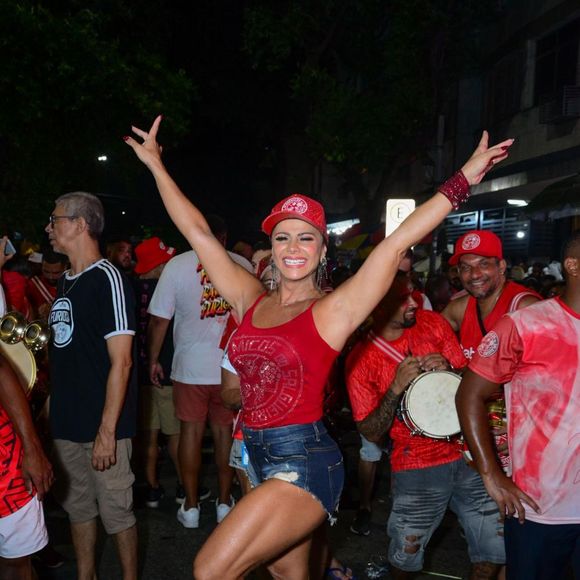 Viviane Araújo é rainha de bateria do Salgueiro