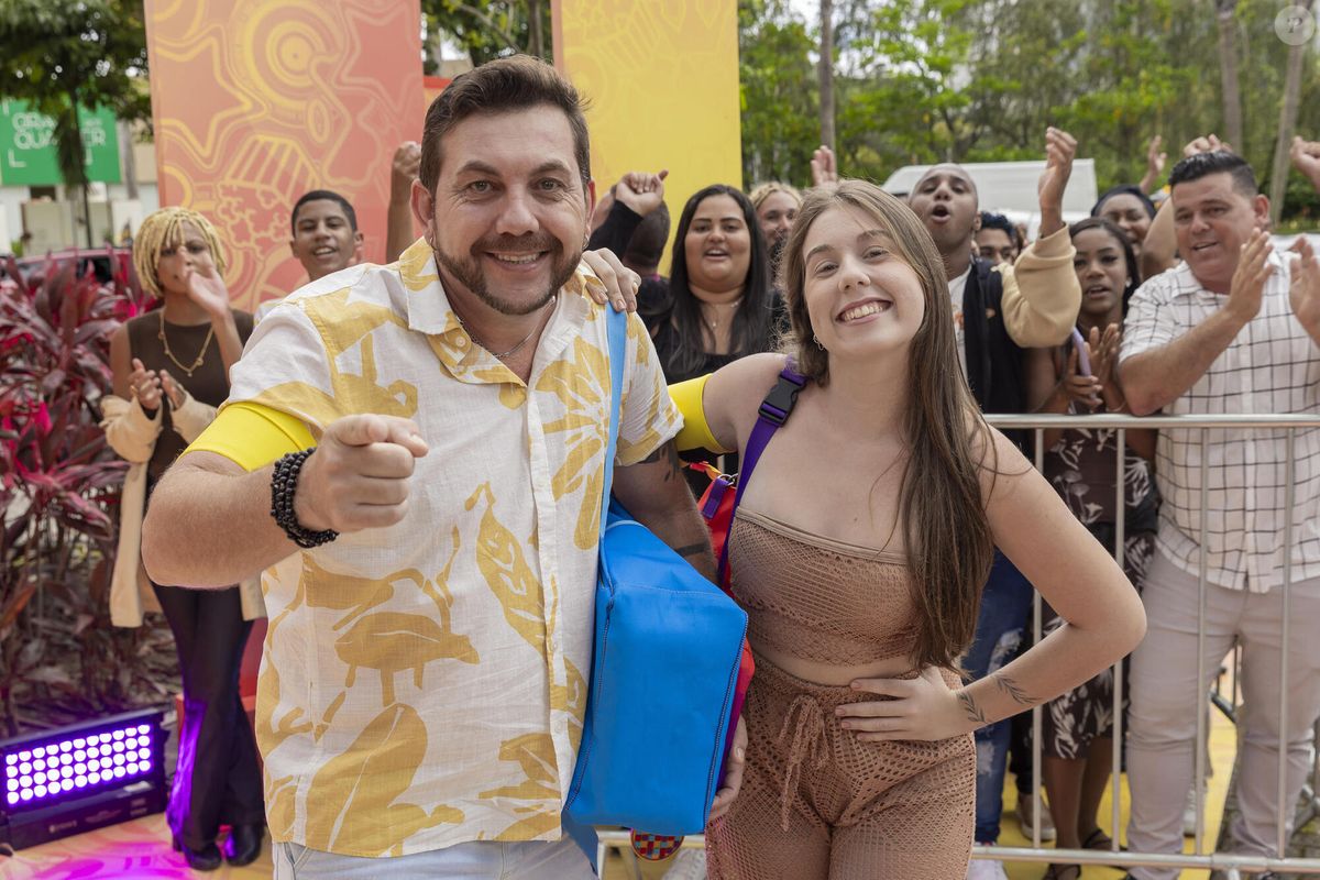 Foto: Dupla Edilberto e Raíssa saindo do hoitel para o 'BBB 25 ...