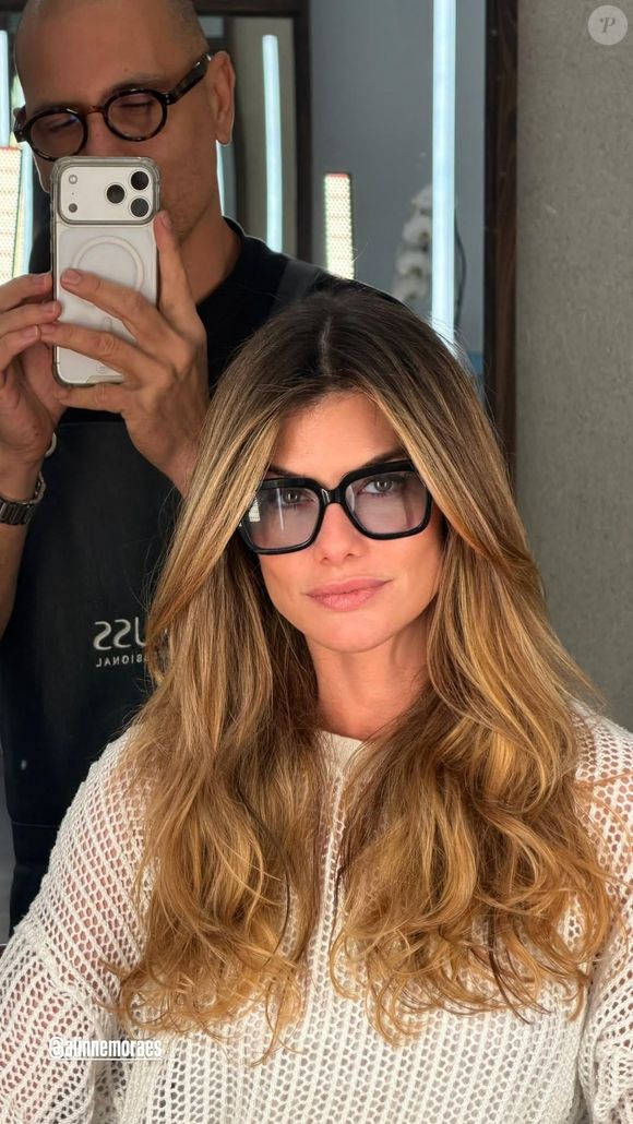 A mudança de visual de Alinne Moraes foi realizada por Anderson Couto, hairstylist e embaixador da TRUSS Professional, responsável pela nova cor e pelo corte em camadas longas. A proposta aposta em um resultado sofisticado, com volume, pontas leves e um caimento natural, sem abrir mão da elegância