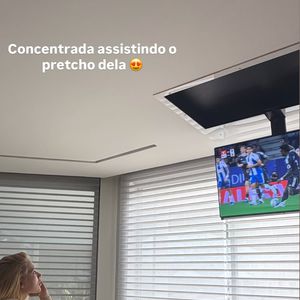 "Concentrada assistindo o 'pretcho' dela", escreveu a influenciadora Lídia Souza, amiga de Virgínia, nos stories do Instagram
