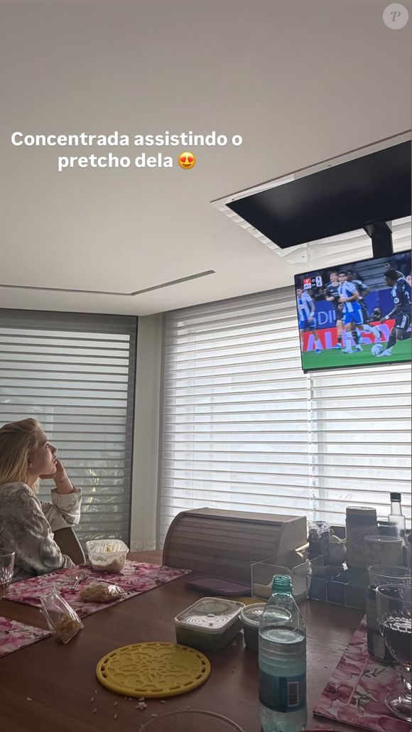 "Concentrada assistindo o 'pretcho' dela", escreveu a influenciadora Lídia Souza, amiga de Virgínia, nos stories do Instagram