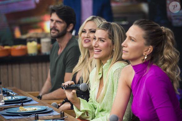 Hábito de comer pizza usando garfo e faca é comum em algumas pessoas mesmo em ambiente intimista - foto ilustrativa da 'Pizza do Faustão' com Ellen Rocche e Giovanna Ewbank