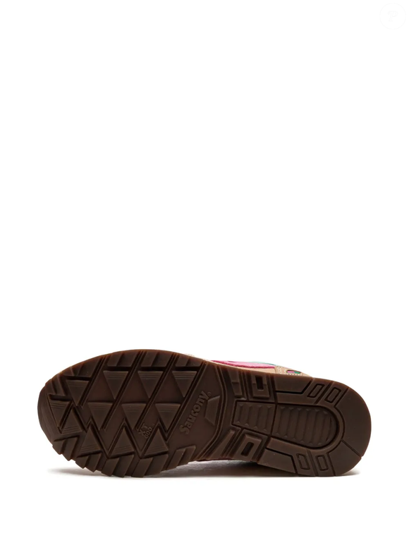 Até o fechamento desta matéria, o Tênis Shadow 5000, da Saucony, estava disponível na Farfetch por R$ 1.460, com possibilidade de pagamento em 12 vezes de R$ 121,67