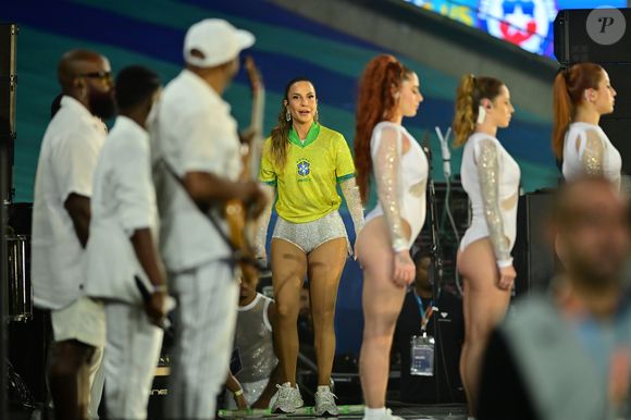 Mainha exibe figurino customizado da Seleção, mistura de esportivo e glamouroso, no show pré-jogo