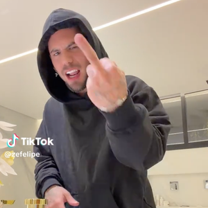 No vídeo, Zé Felipe aparece fazendo caras e bocas e gestos para a câmera