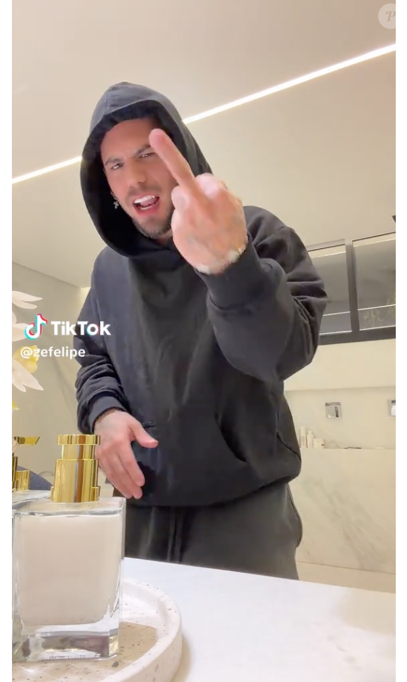 No vídeo, Zé Felipe aparece fazendo caras e bocas e gestos para a câmera
