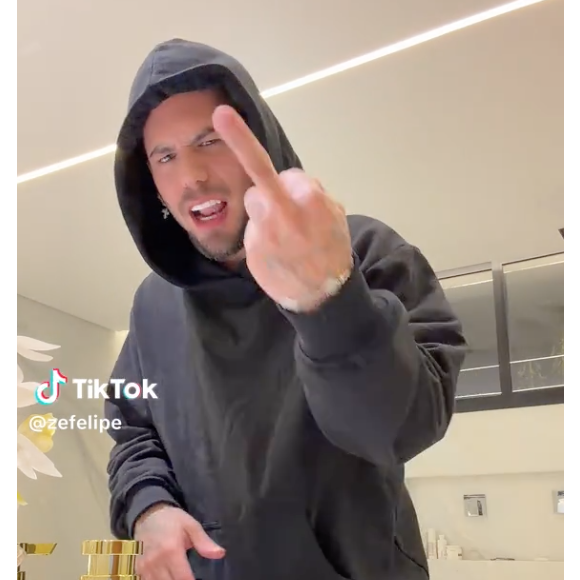 No vídeo, Zé Felipe aparece fazendo caras e bocas e gestos para a câmera