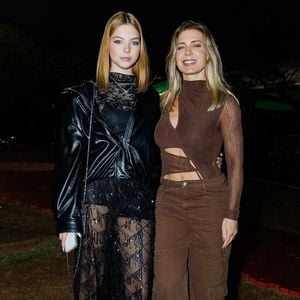 Para a ocasião, Sheila Mello apostou em um look marrom com transparência e recortes ousados