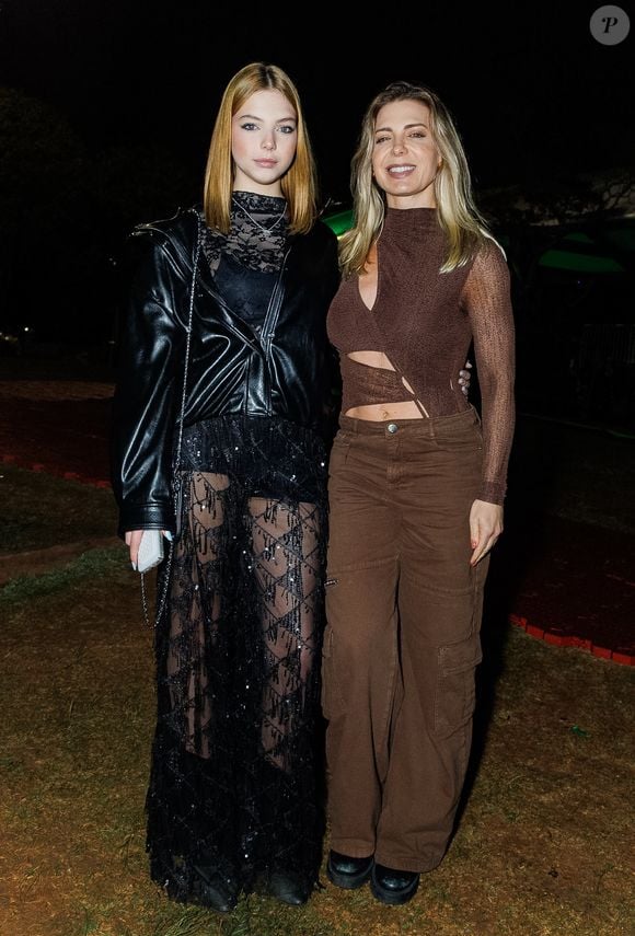 Para a ocasião, Sheila Mello apostou em um look marrom com transparência e recortes ousados
