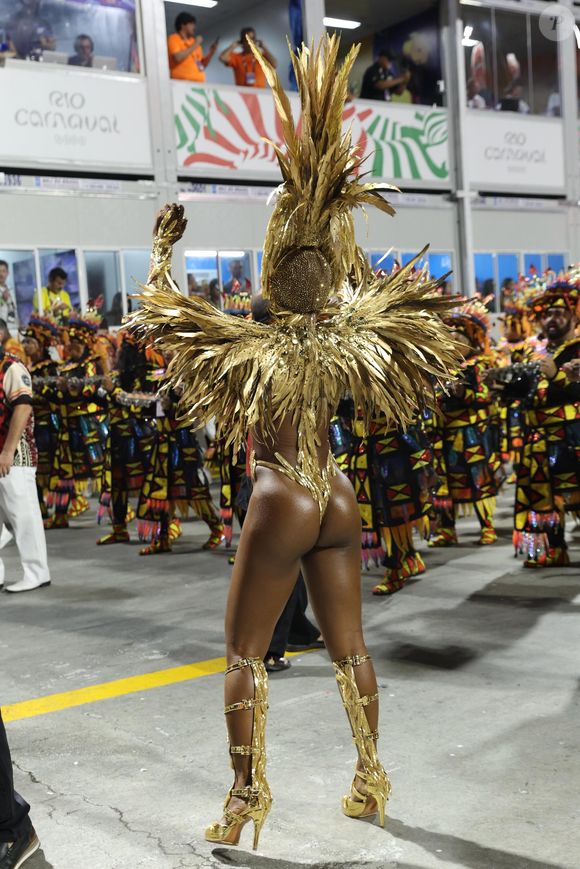 Erika Januza desfilou pela Viradouro no Carnaval 2025 no último domingo; este foi seu último ano como Rainha de Bateria da escola de samba.