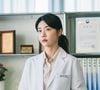 Mo Jae-in no dorama, a psiquiatra que trata Han Moo-young, Park So-jin tem 38 anos