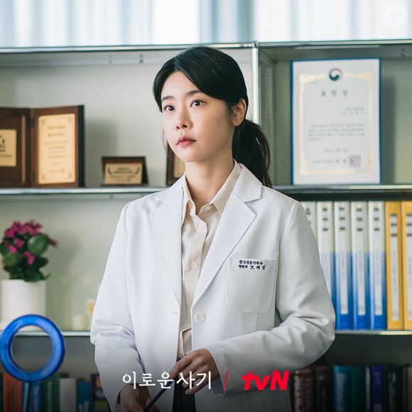 Mo Jae-in no dorama, a psiquiatra que trata Han Moo-young, Park So-jin tem 38 anos