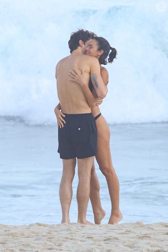 Bruna Marquezine e Shawn Mendes são vistos abraçados durante passeio na praia de São Conrado