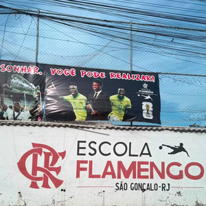 Vini Jr. visita Escola Flamengo em São Gonçalo, onde começou trajetória no futebol ainda criança