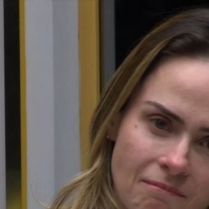 Ana Paula Renault é flagrada na missa de sétimo dia do seu pai, Gerardo Renault, e chora em última cerimônia de despedida. Veja!
