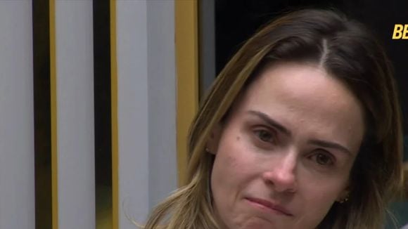 Abalada, Ana Paula Renault é flagrada na missa de sétimo dia do seu pai, Gerardo Renault, e chora em última cerimônia de despedida. Vídeo!
