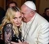 Madonna surpreendeu a web com mais uma polêmica nesta sexta-feira (13): uma foto de IA abraçada com o Papa