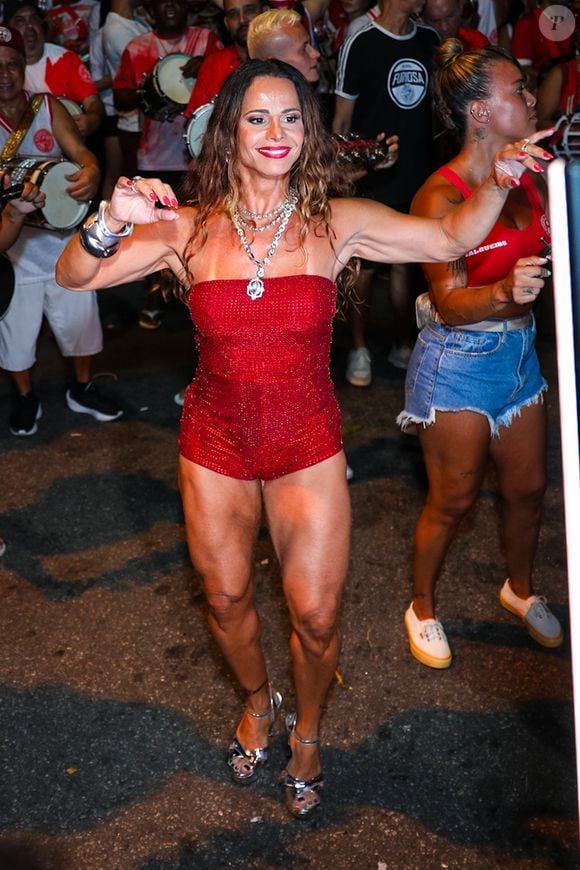 Viviane Araújo é rainha de bateria do Salgueiro