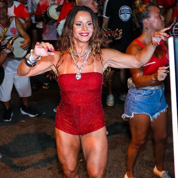 Viviane Araújo é rainha de bateria do Salgueiro