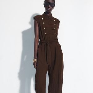 O macacão comprido marrom da Zara une gola alta, cintura marcada e modelagem alongada para criar uma produção sofisticada e ajudar a alongar visualmente a silhueta