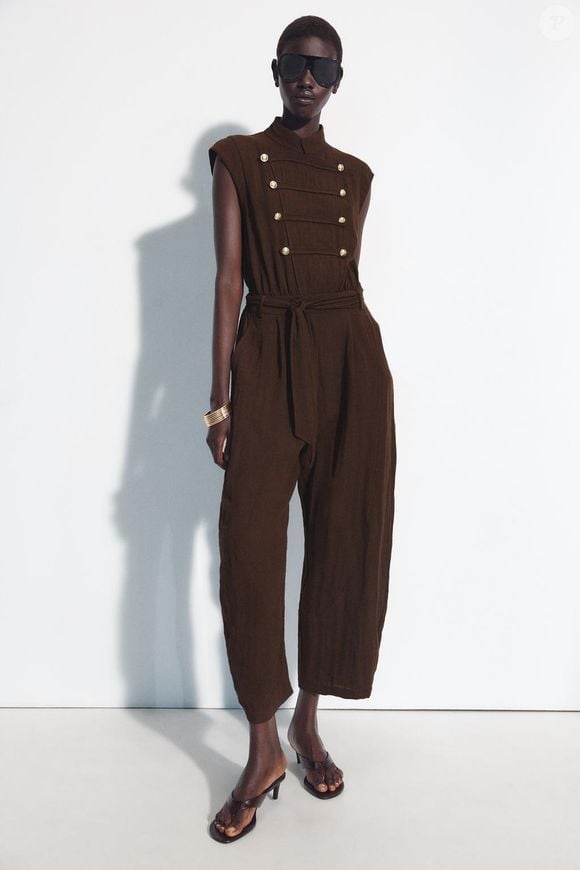 O macacão comprido marrom da Zara une gola alta, cintura marcada e modelagem alongada para criar uma produção sofisticada e ajudar a alongar visualmente a silhueta