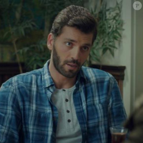 Can Nergis interpreta o jornalista Ali Arhan, ex-namorado de Zeynep, que retorna em seu caminho