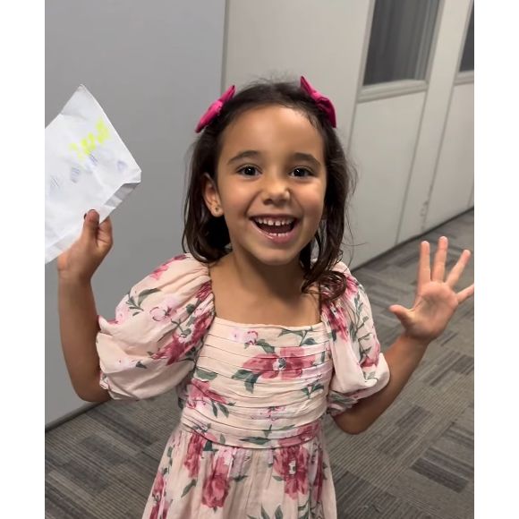 Filha de César Tralli e Ticiane Pinheiro, Manuella escolheu vestido florido para visitar o pai na Globo