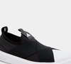 Esqueça o Samba e o Gazelle: o Adidas Slip On Streettalk Feminino aposta em um design sem cadarços, com cabedal elástico que envolve o pé como uma meia e facilita o calce