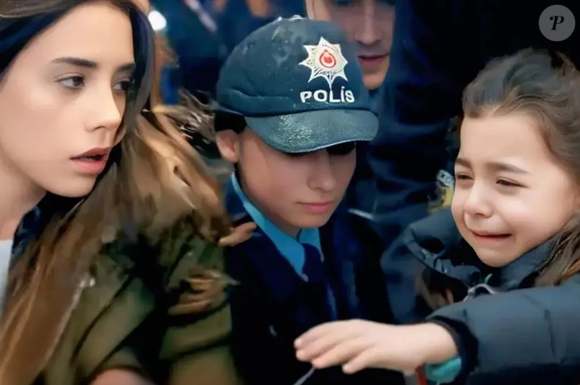 Melek sofre com prisão de Zeynep na novela 'Mãe'