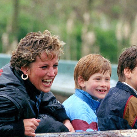 O corte bixie adotado por Diana nos anos 1990 se tornou marca registrada e acompanhou a fase mais independente da princesa ao lado de Harry e William