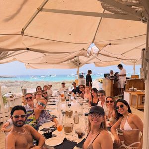 Angélica vive dias com os amigos em Ibiza