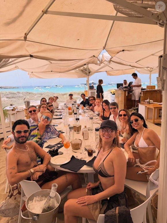 Angélica vive dias com os amigos em Ibiza