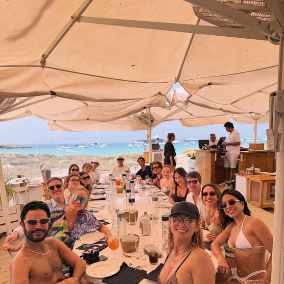 Angélica vive dias com os amigos em Ibiza