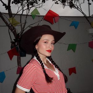 Larissa Manoela usou peças do seu closet para montar seu look caipira