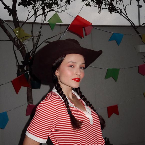 Larissa Manoela usou peças do seu closet para montar seu look caipira