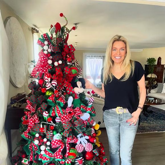 Mickey é moda! Olha esse exemplo magnífico com a cabeça do personagem, gorrinho com as orelhinhas e até a luva do ratinho! Tem coragem de inovar nessa pegada!?