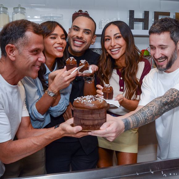 No evento estiveram presentes Bruna Marquezine, Sabrina Sato, Hugo Gloss além do chef internacional, que capricharam ao cozinhar panettones de chocolate.