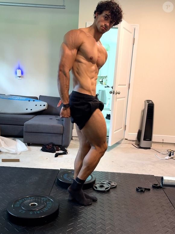 Segundo Victor Alexandre, que é natural, sua categoria é 'não testada' e, por isso, poderá competir com atletas que usam anabolizantes