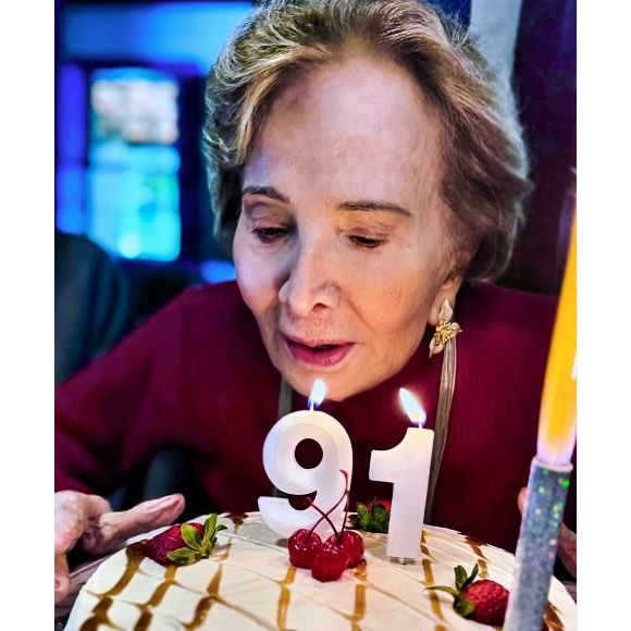 Café da manhã simples aos 91 anos: Segundo Camila Imanisi, fisioterapeuta de Glória Menezes, a atriz mantinha uma alimentação simples e repetitiva no café da manhã. "Era todo dia metade de um mamão, metade de um pão francês, com o queijo. Às vezes, só a manteiguinha e o cafezinho", contou à Quem