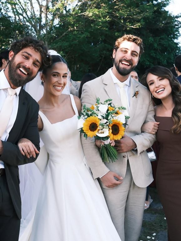 Larissa Manoela publicou diversas fotos do casamento de Eike Duarte e Natália Vivacqua em seu perfil do Instagram