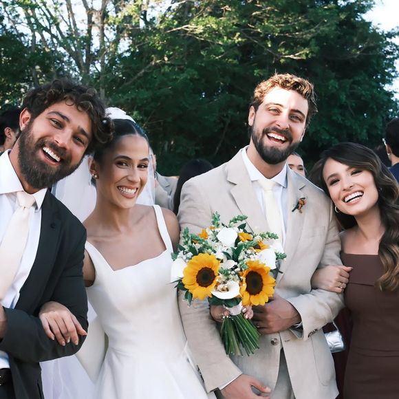 Larissa Manoela publicou diversas fotos do casamento de Eike Duarte e Natália Vivacqua em seu perfil do Instagram