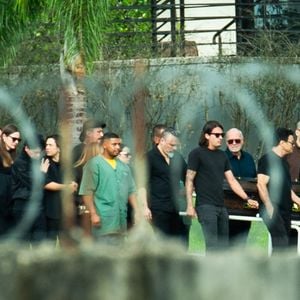 Familiares e amigos se despedem de Rick durante velório realizado em Sorocaba nesta quinta-feira (24)