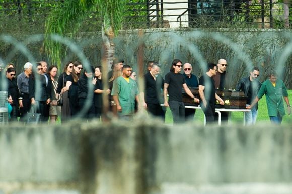 Familiares e amigos se despedem de Rick durante velório realizado em Sorocaba nesta quinta-feira (24)