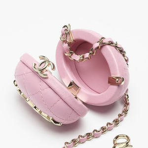 Confeccionada em couro, a microbolsa de Alice Wegmann tem apenas 4,5 cm