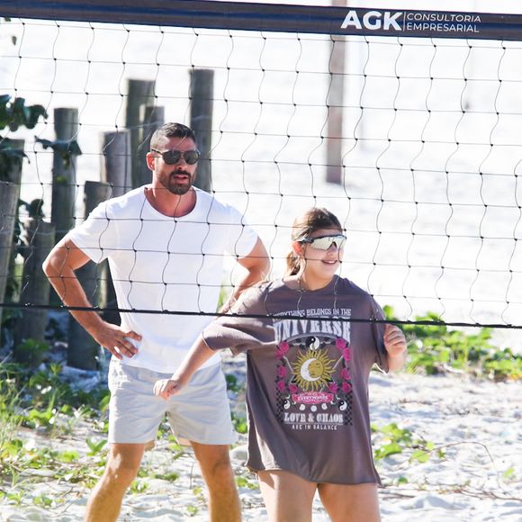 Cauã Reymond e Sofia estavam na praia da Barra da Tijuca, no Rio de Janeiro