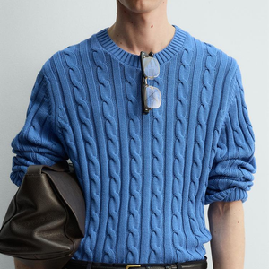 Suéter azul cerúleo de tricô na Zara - no outono, o tricô é um básico indispensável. Aposte em um modelo soltinho, confortável e com corte simples, ele é o grande protagonista do visual