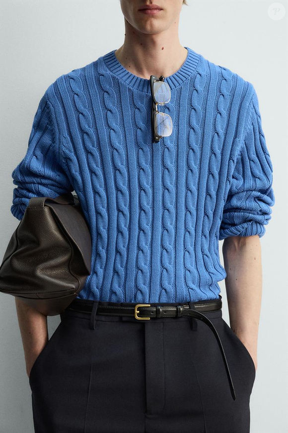 Suéter azul cerúleo de tricô na Zara - no outono, o tricô é um básico indispensável. Aposte em um modelo soltinho, confortável e com corte simples, ele é o grande protagonista do visual