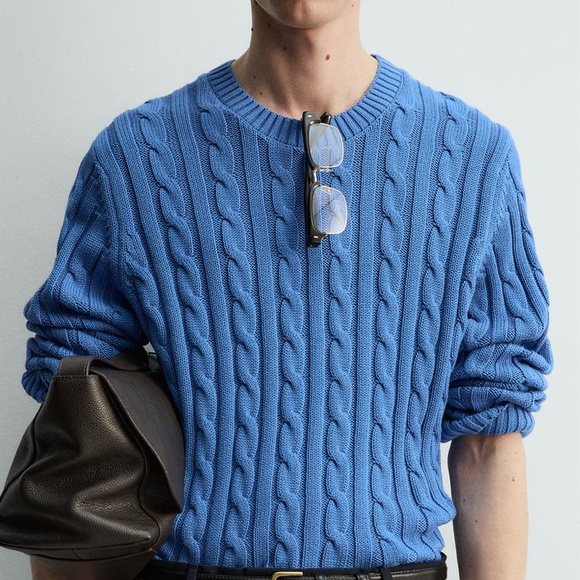 Suéter azul cerúleo de tricô na Zara - no outono, o tricô é um básico indispensável. Aposte em um modelo soltinho, confortável e com corte simples, ele é o grande protagonista do visual